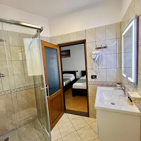 Hotel Paradise Laguna Vain Lezhe