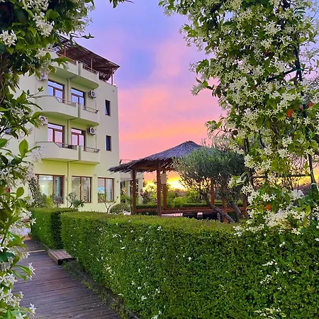 Paradise Laguna Vain *